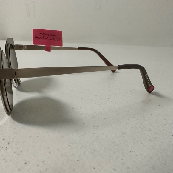 Betsy Johnson cool sunglasses. Non prescription. Sample. One of a kind - Picture 3 of 6